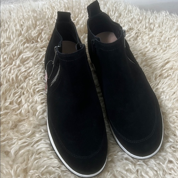 Blondo Ellorie Women's Waterproof Wedge Sneaker - Picture 7 of 7